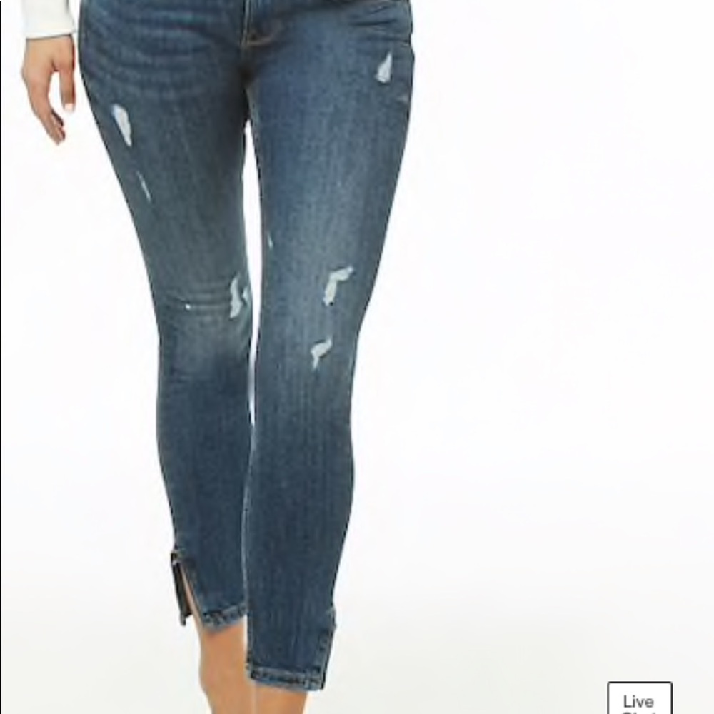 *Never Worn*  Forever21 Distressed Skinny Jeans